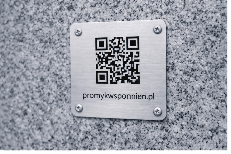 Tabliczka QR pamięci zamontowana na nagrobku